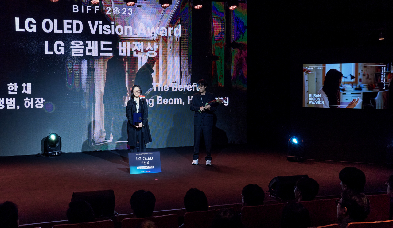 LG 올레드 뉴 비전 상을 수상한 허장(왼쪽), 정범(오른쪽) 감독