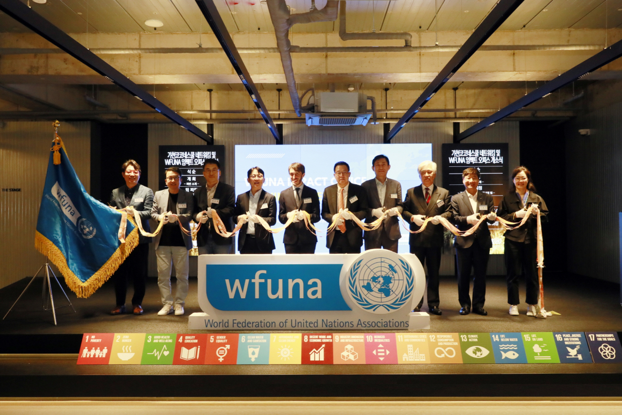 가천대가 유엔협회세계연맹(WFUNA) 아시아-태평양 지역 총괄 임팩트 오피스를 창업대학 내에 유치, 12일 개소식을 가지고 리본을 자르고 있다.[가천대 제공]