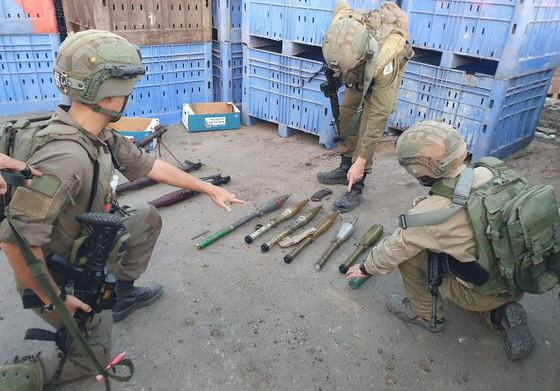 이스라엘군(IDF)이 지난 11일 공개한 하마스로부터 압수한 무기 가운데 북한제 F-7 로켓추진유탄(RPG) 발사기로 추정되는 무기가 포함됐다. [IDF 홈페이지 캡처·연합]