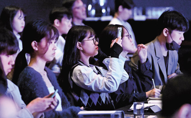 12일 서울 중구 신라호텔 다이너스티홀에서 열린 ‘헤럴드 기업포럼 2023’ VIP 환담장에서 양향자(앞줄 왼쪽 첫번째부터 시계방향순) 한국의희망 대표, 이재정 국회 산업통상자원중소벤처기업위원회 위원장, 전창협 헤럴드 대표, 방문규 산업통상자원부 장관 등이 대화를 나누고 있다. 아래쪽 사진은 행사 참석자들이 강연 내용을 휴대전화로 촬영하고 있는 모습. 이상섭·임세준 기자