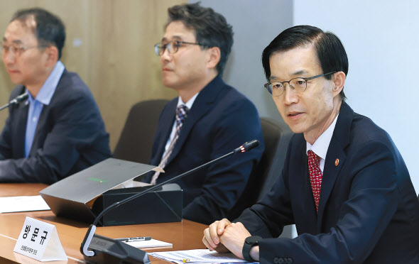 방문규(오른쪽 첫번째) 산업통상자원부 장관이 13일 오전 서울 강남구 무역협회 소회의실에서 열린 ‘첨단로봇산업 육성을 위한 제1차 불금 간담회’에서 모두발언을 하고 있다. [산업통상자원부 제공]