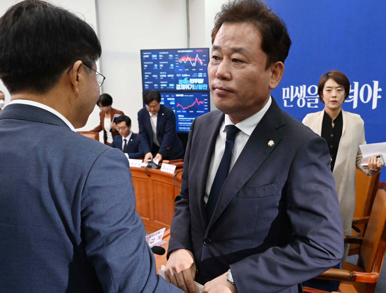송갑석 전 더불어민주당 최고위원이 25일 오전 서울 여의도 국회에서 열린 최고위원회의을 마치고 회의실을 나서고 있다. 이상섭 기자
