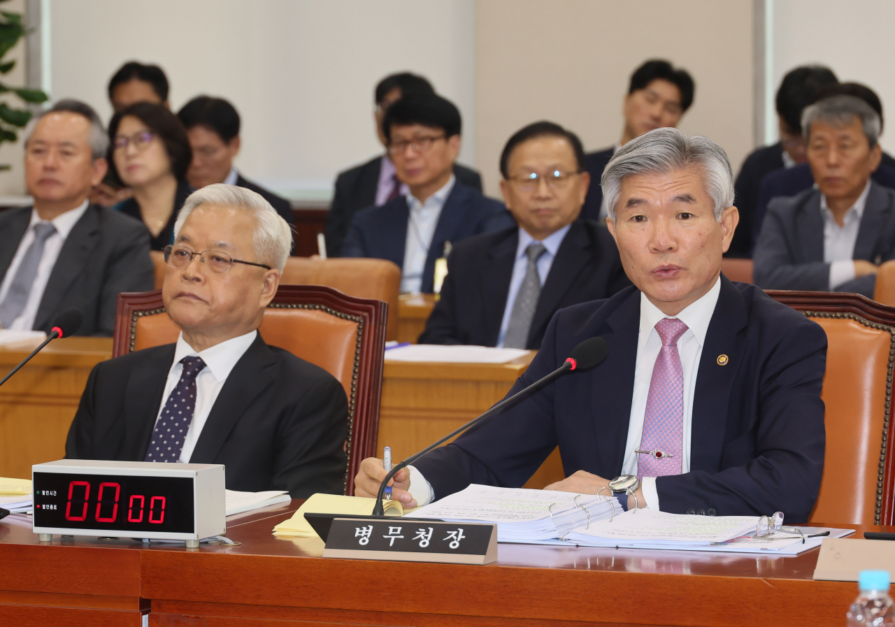 송선태 5.18 진상규명위원장(왼쪽)이 13일 국회 국방위원회에서 열린 5·18민주화운동 진상규명조사위원회 국정감사에서 출석했다.[연합]