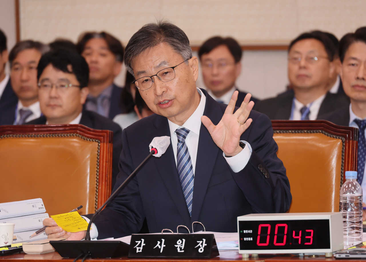 최재해 감사원장이 13일 국회 법제사법위원회에서 열린 감사원에 대한 국정감사에서 의원질의에 답변하고 있다. [연합]