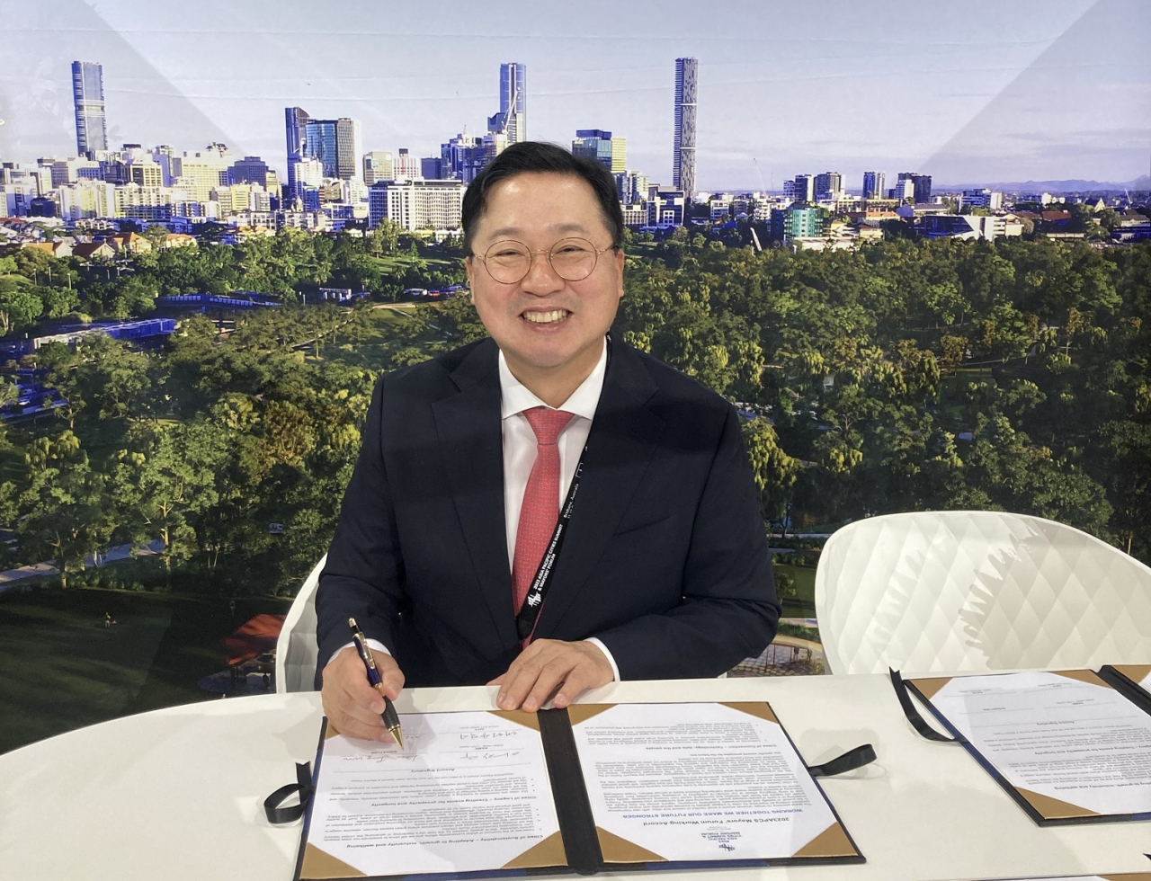 13일 호주 브리즈번을 방문한 이장우 대전시장이 ‘2023 APCS 시장’ 합의문에 서명을 마치고 환한 미소를 보이고 있다.