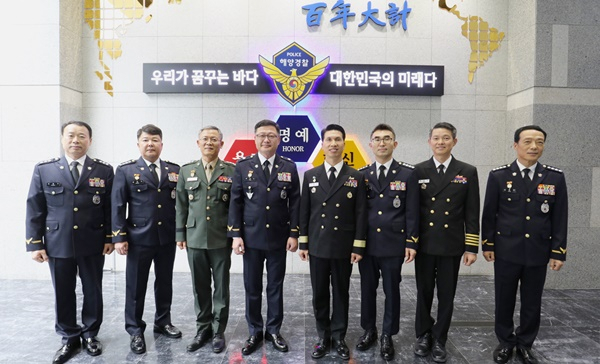13일 해경교육원과 해군대학 간부들이 해경교육원 본관에서 기념 촬영하고 있다.