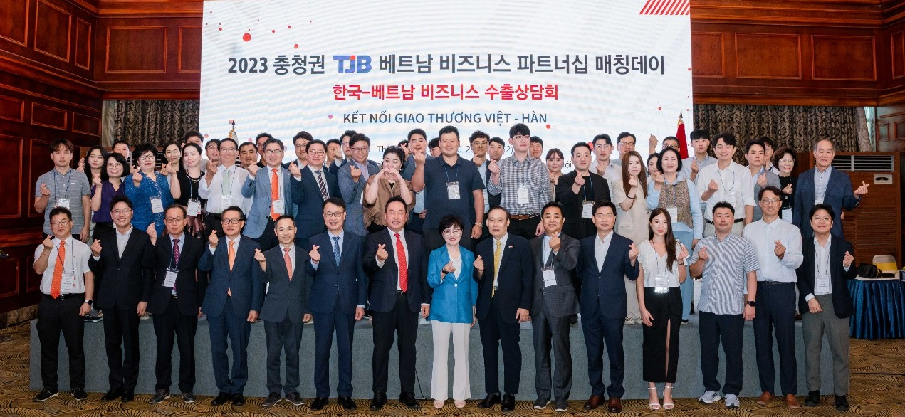지난 9일~12일까지 베트남에서 열린 2023 충청권 비즈니스 파트너십 매칭데이에서 참가들이 기념촬영을 하고 있다.