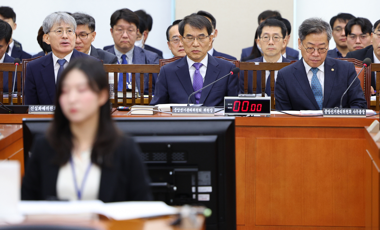 13일 오전 국회에서 열린 중앙선거관리위원회, 진실·화해를위한과거사정리위원회, 소방청 등에 대한 국회 행정안전위원회 국정감사에서 노태악 중앙선거관리위원장이 의원들 의사진행 발언을 듣고 있다. 중앙선거관리위원장의 경우 국정감사에서 인사말을 마친 뒤 이석하고 사무총장에 대한 질의가 이어지는 것이 관례지만, 국정원 보안 컨설팅 및 친인척 채용 비리 관련 사안 등으로 대표로 여야 의원 3인이 질의를 진행했다. [연합]