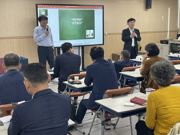 12일 민주당 서동용 국회의원(사진 오른쪽)이 소설 '범도' 북콘서트에서 인사말을 하고 있다. 왼쪽은 방현석 작가. [서 의원실 제공]