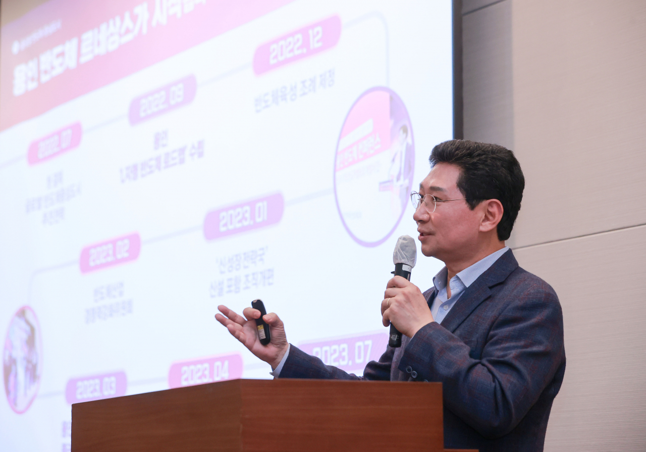 이상일 용인특례시장은 12일전경련회관 2층 루비홀에서 ‘김창준 아카데미 26기 수강생 40명을 대상으로 “용인 르네상스, 혁신에 시동 걸다”를 주제 특강을 했다.