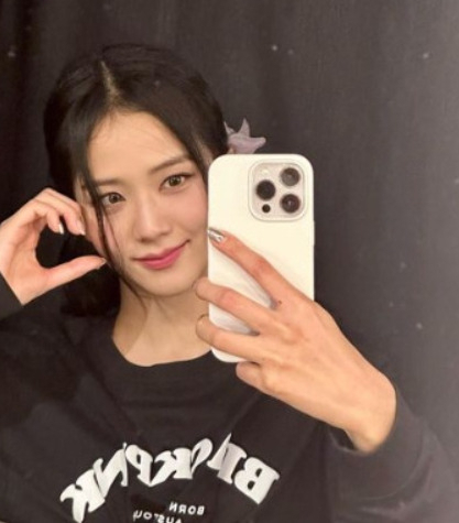블랙핑크 지수가 아이폰으로 사진을 찍고 있는 모습. [지수 인스타그램]