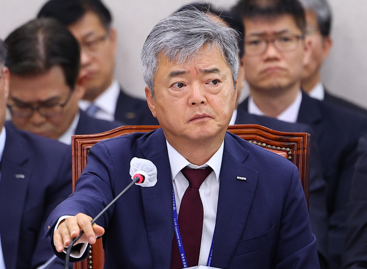 13일 오전 서울 여의도 국회에서 열린 대한무역투자진흥공사, 한국무역보험공사, 한국산업단지공단 등에 대한 국회 산업통상자원중소벤처기업위원회의 국정감사에서 한국무역보험공사 이인호 사장이 의원 질의에 답하고 있다. 연합뉴스