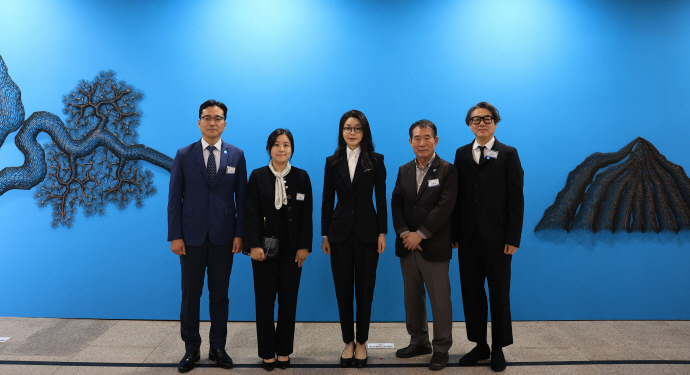 윤석열 대통령 부인 김건희 여사가 13일 전남 목포문화예술회관에서 열린 전남국제수묵비엔날레 전시에서 참여 작가들과 기념촬영을 하고 있다.[뉴시스]