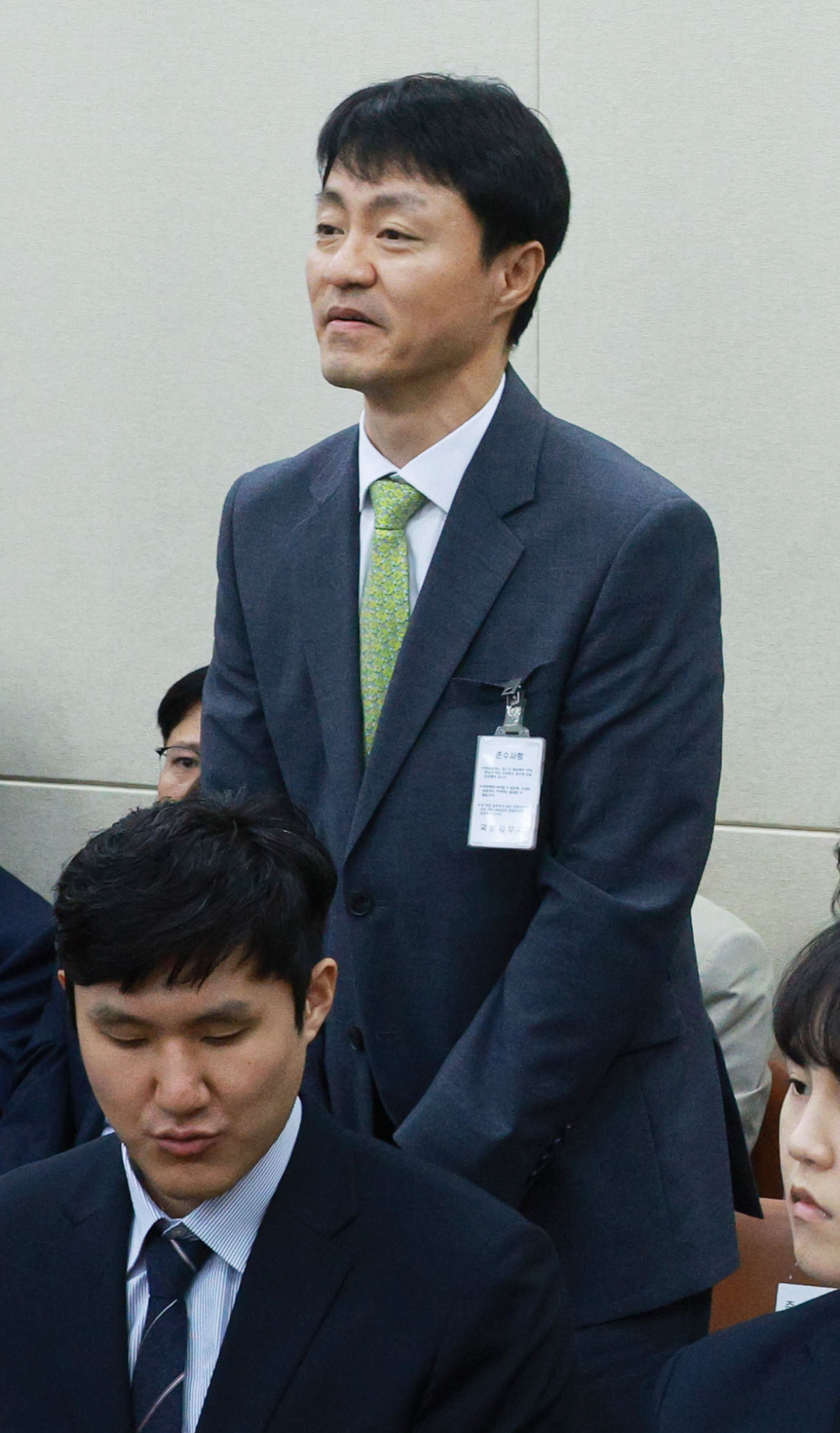 유봉석 네이버 총괄 부사장이 지난 12일 오후 서울 여의도 국회에서 열린 보건복지부 등 국정감사에 증인으로 출석해 본인 확인을 하고 있다. [연합]