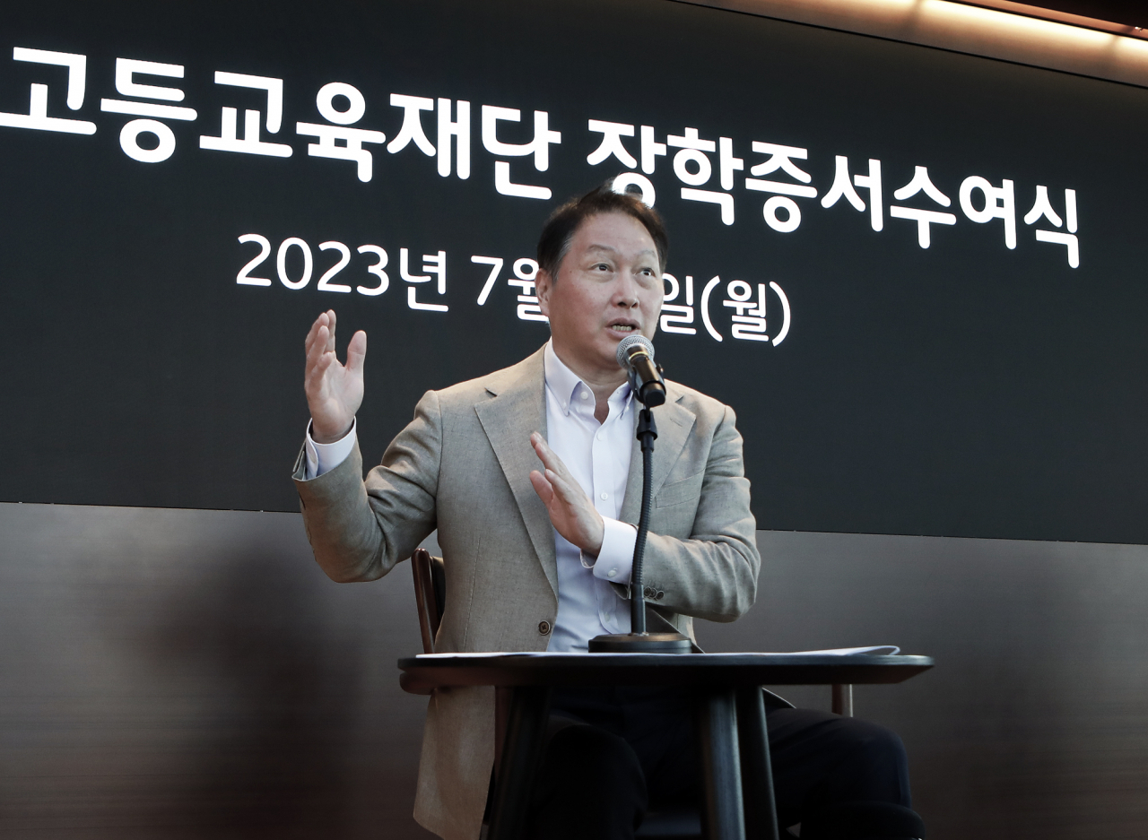 대를 이어 한국고등교육재단 이사장을 맡고 있는 최태원 SK회장이 지난 7월 서울 종로구 SK서린빌딩에서 열린 해외유학 장학증서 수여식에서 격려인사를 하고 있다. [SK그룹 제공]