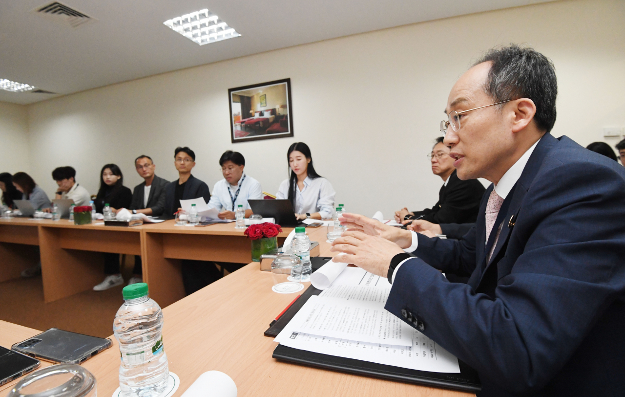 국제통화기금(IMF)·세계은행(WB) 연차총회 참석차 모로코 마라케시를 방문 중인 추경호 경제부총리 겸 기획재정부 장관이 13일(현지 시간) 기자들의 질문에 답변하고 있다.[사진=마라케시공동취재단]