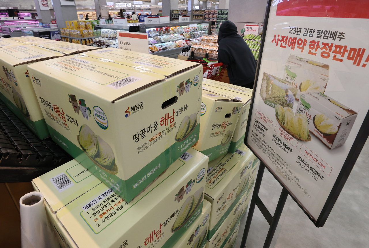 올해 절임 배추 소비자 판매 가격이 20㎏ 기준 5만원 안팎으로 지난해보다 5000원가량 올랐다. 배춧값은 1년 전(7257원)에 비해 5.9% 내렸지만, 소금값, 인건비, 택배비 등이 올랐기 때문이다. 이달 11일 서울의 한 대형마트에 절임 배추 포장 박스가 진열돼 있다. [연합]