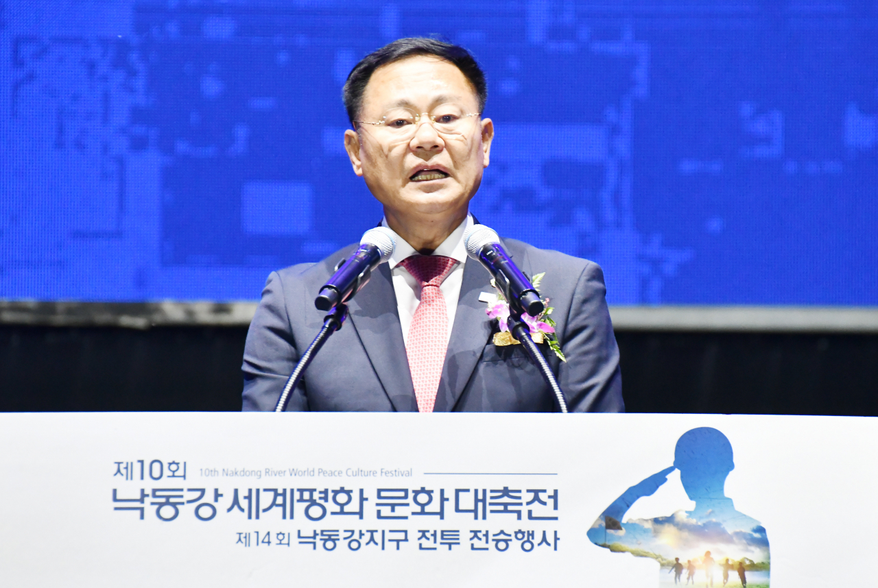 김재욱 칠곡군수가 지난 13일 열린 낙동강세계평화 문화대축전과 낙동강지구 전투전승행사 통합 개막식에서 대구시의 비상식적 군부대 이전 논의를 강하게 질타하고 있다.[칠곡군 제공]
