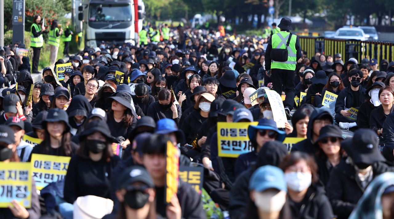 14일 오후 서울 여의도 국회 앞이 공교육정상화 입법촉구 집회에 참가한 교사들로 가득하다. [연합]