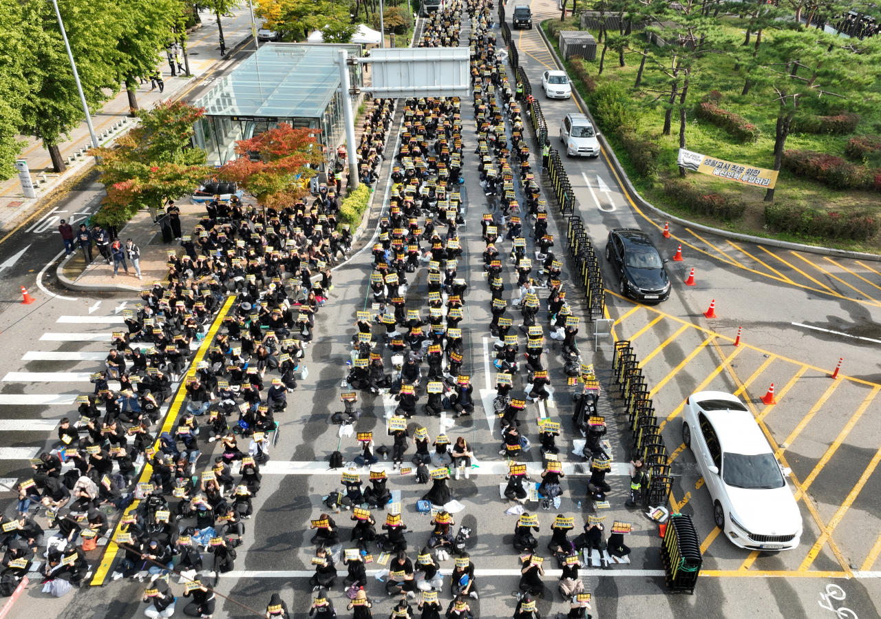 14일 오후 서울 여의도 국회 앞이 공교육정상화 입법촉구 집회에 참가한 교사들로 가득하다. [연합]