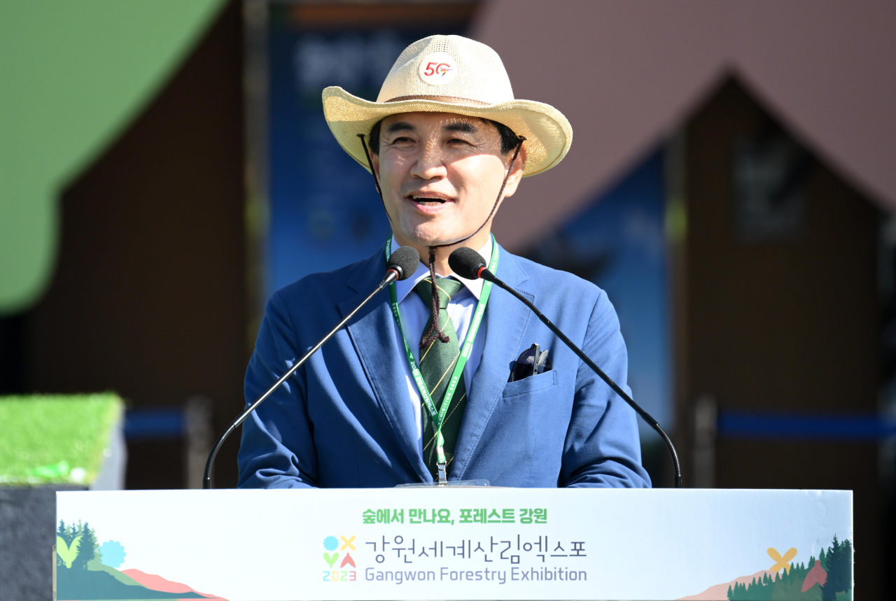 22일 강원 고성군 세계잼버리수련장에서 열린 2023강원세계산림엑스포 개막식에서 조직위원장인 김진태 강원도지사가 개회사를 하고 있다. 2023강원세계산림엑스포는인류·산림의 공존 방안을 모색하고 숲의 가치를 일깨우는 국제 행사인 내달 22일까지 고성을 주 무대로 인제·속초·양양 등 4개 지역서 내달 22일까지 열린다. 강원도(고성)=이상섭 기자
