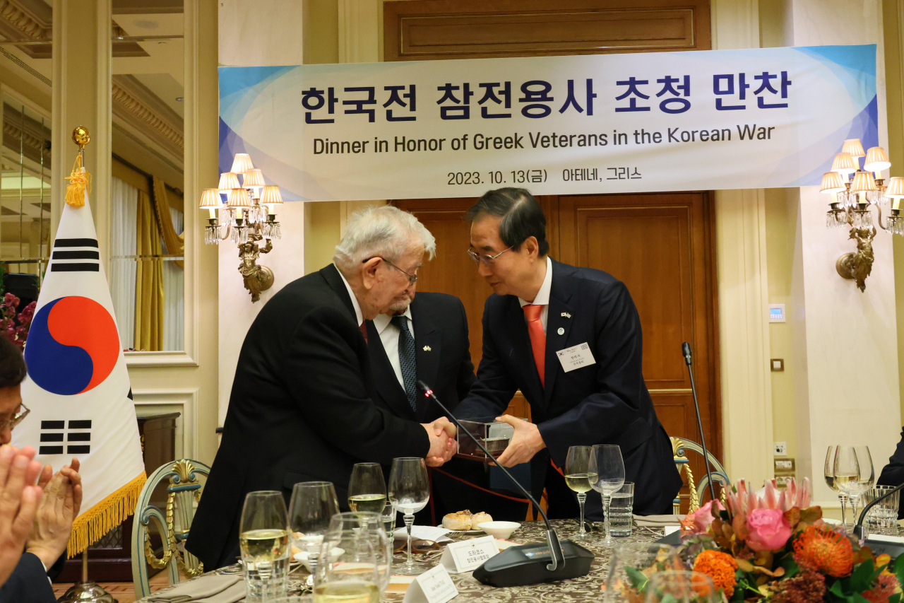 유럽 4개국을 순방 중인 한덕수 국무총리가 13일(현지시간) 그리스 아테네 그란데 브르타뉴 호텔에서 열린 한국전 참전 용사 격려 만찬에 참석해 감사의 인사를 전하고 있다. 이날 만찬에는 스틸리아노스 드라코스 그리스 한국전 참전용사 협회장, 게오르기오스 루타스 그리스 한국전 참전용사협회 부회장 등이 참석했다. [국무총리실]
