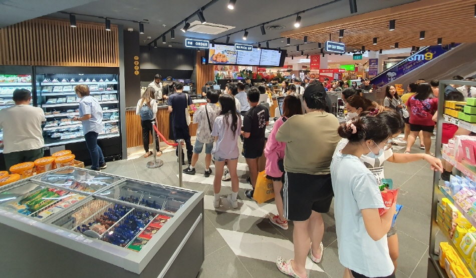 싱가포르 이마트24 점포에 고객들이 계산대 앞에 줄 서있다. [이마트24 제공]