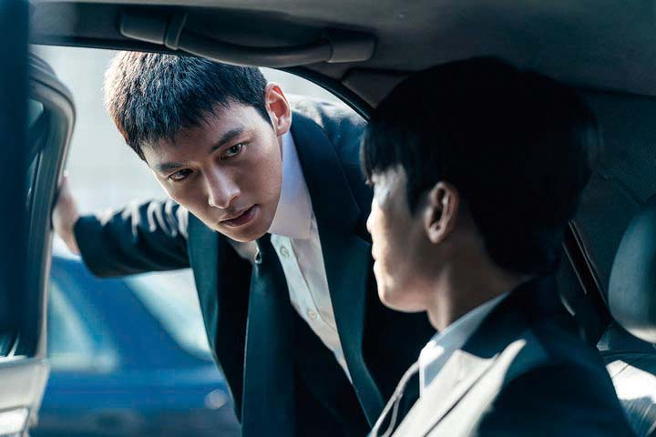마약 조직 근절을 위해 경찰이 범죄 조직에 잠입한 내용을 다룬 최악의악 장면. [디즈니+ 제공]