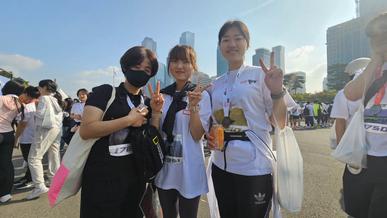 15일 오전 서울 여의도 공원에서 헤럴드(헤럴드경제)와 월트디즈니 컴퍼니 코리아·㈜스포맥스코리아가 공동으로 주관한 2023 마블런이 개최됐다. 이모와 삼촌, 동생과 마블런에 참여한 박채희(19) 씨. 박지영 기자.