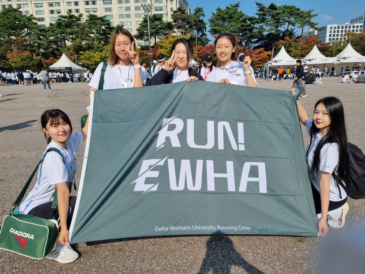15일 오전 서울 영등포구 여의도동 여의도공원문화의마당에서 열린 '2023마블런'에 참가한 이화여대 러닝 크루 '런이화(Run Ewha)' 소속 재학생들이 대회를 마친 뒤 기념 사진을 찍고 있다. 김영철 기자.