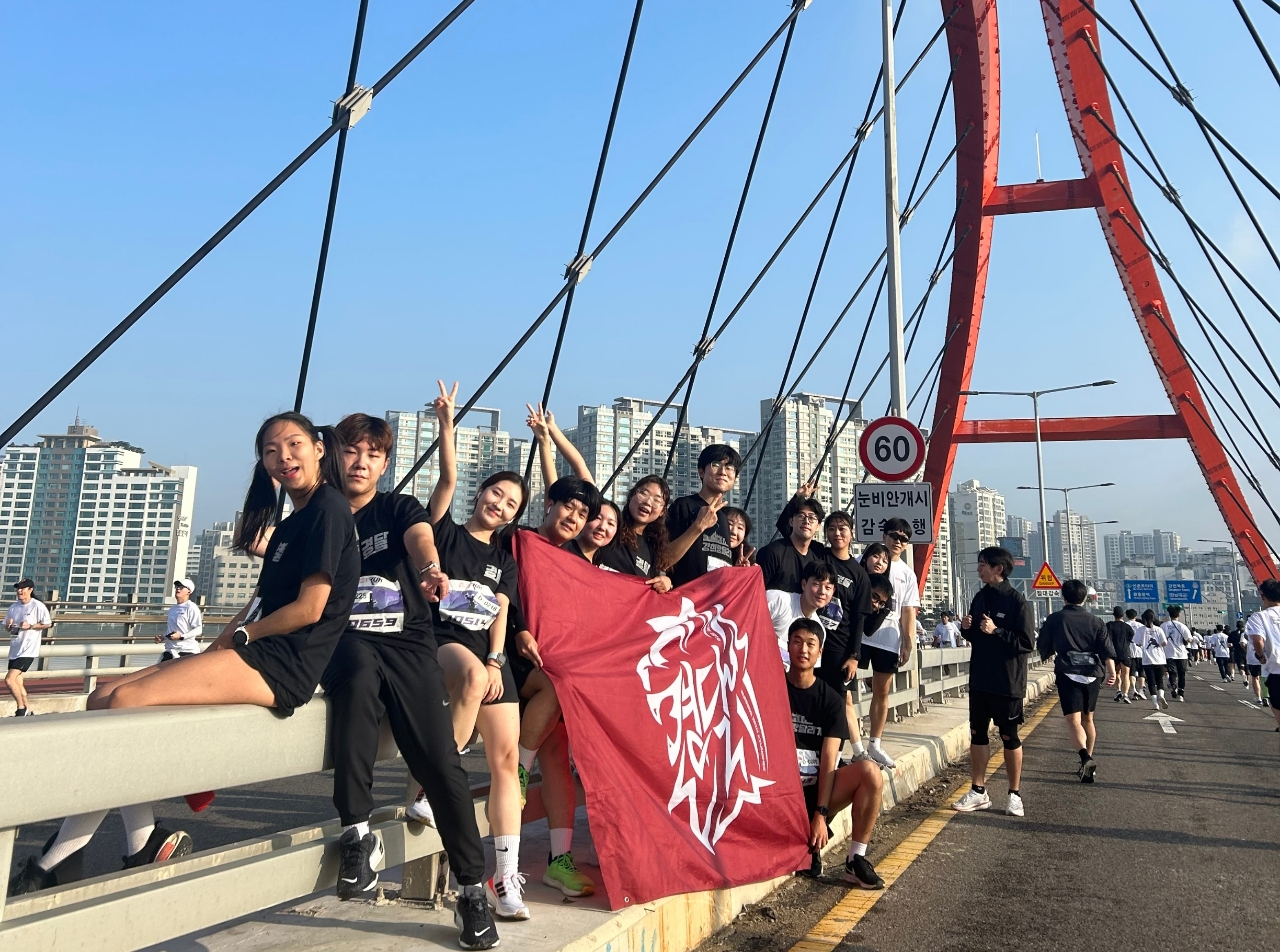 4. 15일 오전 서울 영등포구 여의도동 여의도문화광장에서 열린 '2023마블런'에 참가한 경희대 서울캠퍼스 러닝 크루 '경희랑달리기' 소속 재학생들이 대회 코스인 서강대교에서 찍은 기념사진. [송하연 씨 제공]