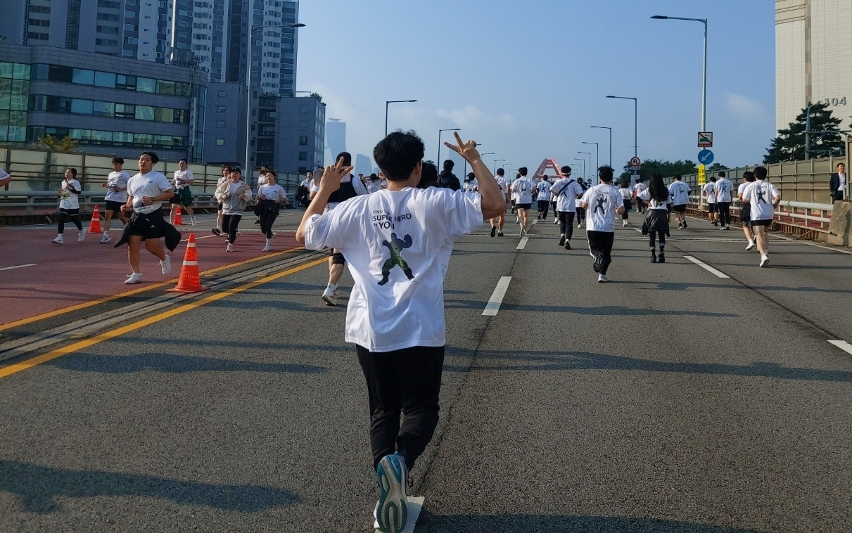15일 오전 서울 영등포구 여의도동 여의도공원 문화의마당에서 열린 ‘2023마블런’에서 기자가 서강대교 반환점을 돌고 있다. 김영철 기자
