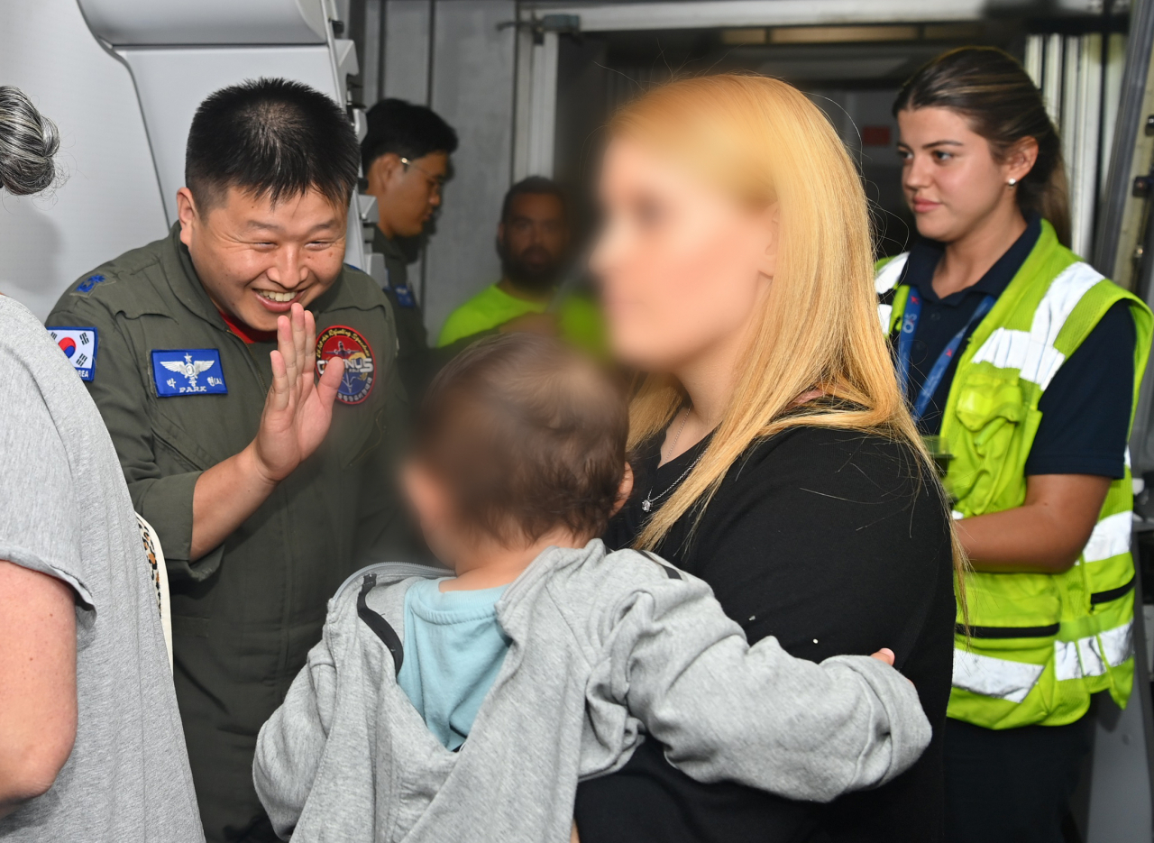 정부가 팔레스타인 무장 정파 하마스의 기습 공격을 받은 이스라엘에 군 수송기를 파견해 한국인 163명을 대피시켰다. 공군 제5공중기동비행단 소속 KC-330 조종사 박종현 소령이 탑승을 안내하고 있다. [연합]