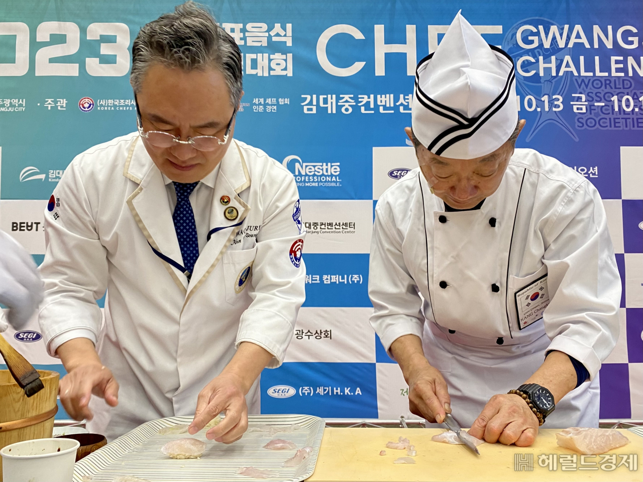 선홍빛과 미백색 육질을 자랑하는 다금바리는 대한민국 초밥명인 안유성(왼쪽) 가매 대표와 만나 1피스에 1만원의 가치를 지닌 초밥으로 변했다