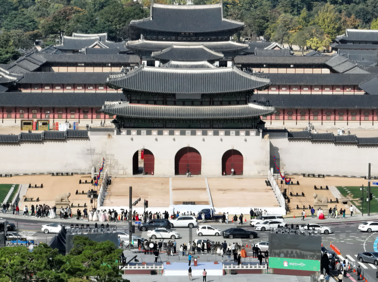 공사를 위해 설치한 차단막이 열리자 여민동락의 광장 광화문 월대가 위용을 드러냈다. [연합]