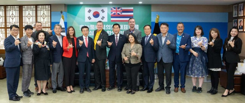 미국 호놀룰루시의회가 지난 13일 인천시의회를 방문하고 기념촬영을 하고 있다.