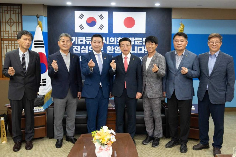 일본 기타큐슈시의회가 지난 13일 인천시의회를 방문하고 기념촬을 하고 있다.