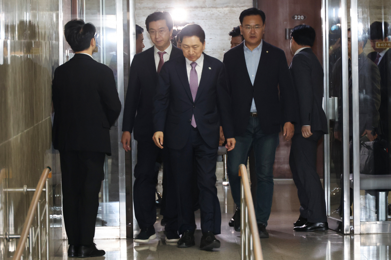 국민의힘 김기현 대표가 15일 국회에서 열린 의원총회에 참석하고 있다. [연합]