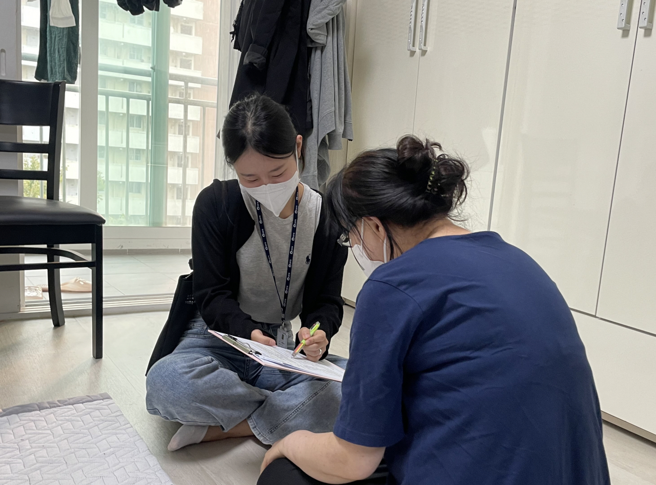 도봉구 직원이 1인가구를 방문해 실태조사를 실시하고 있는 모습. [도봉구 제공]