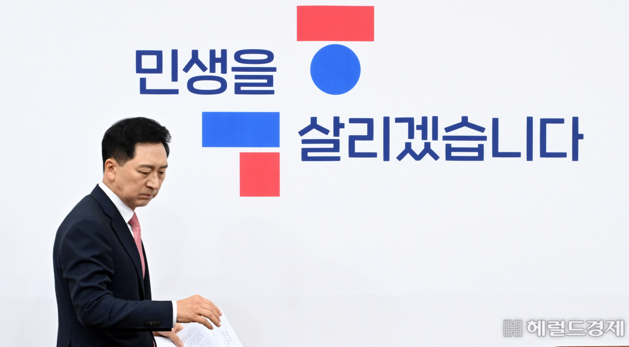 김기현 국민의힘 대표가 16일 오전 서울 여의도 국회에서 열린 최고위원회의에 참석하고 있다. 이상섭 기자
