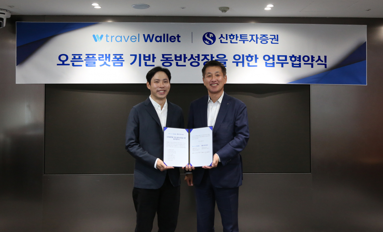 김상태(오른쪽) 신한투자증권 김상태 대표와 김형우 트래블월렛 대표가 지난 12일 서울 영등포구 여의도 신한투자증권 본사에서 클라우드 기술 기반의 오픈 플랫폼 추진 양해각서(MOU)를 체결하고 기념 촬영을 하고 있다. [신한투자증권]