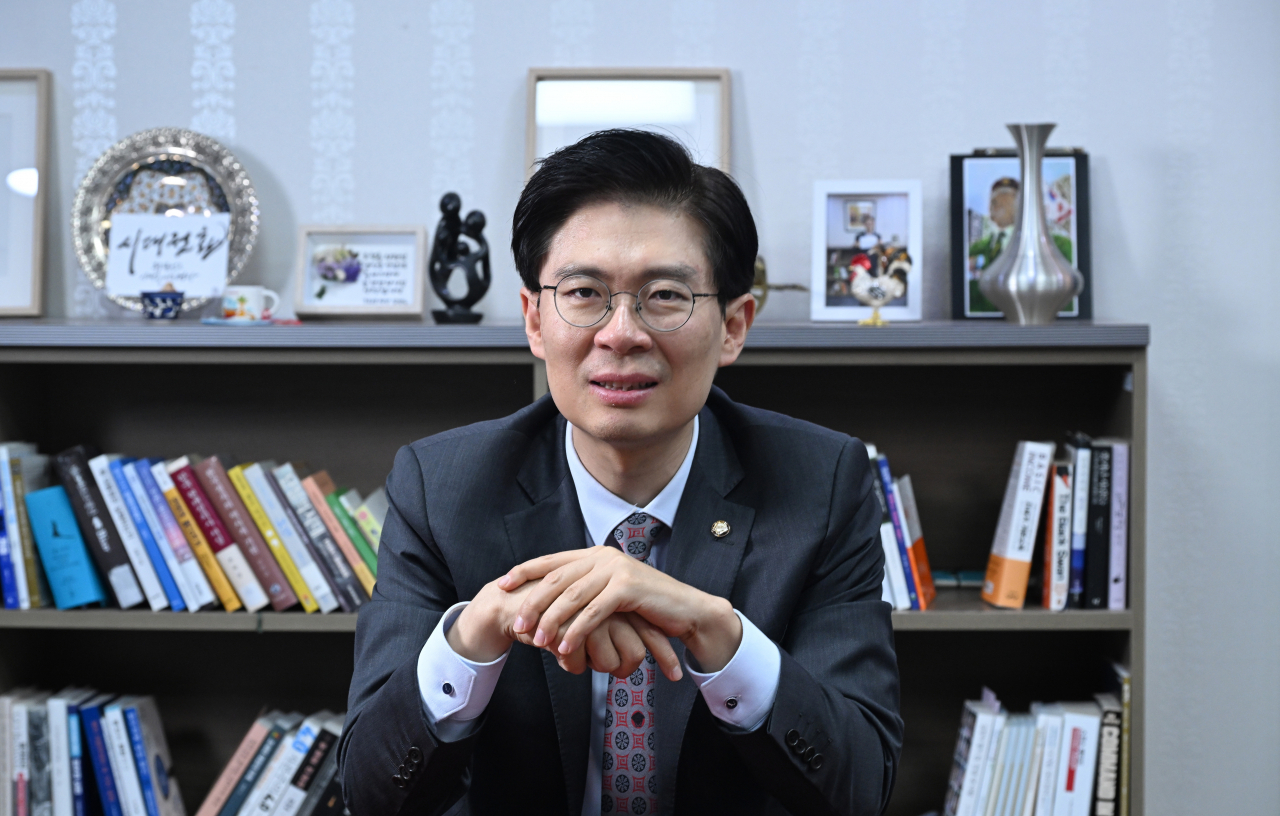 조정훈 시대전환 의원이 12일 서울 여의도 국회 의원회관에서 헤럴드경제와 인터뷰를 하고 있다. 임세준 기자