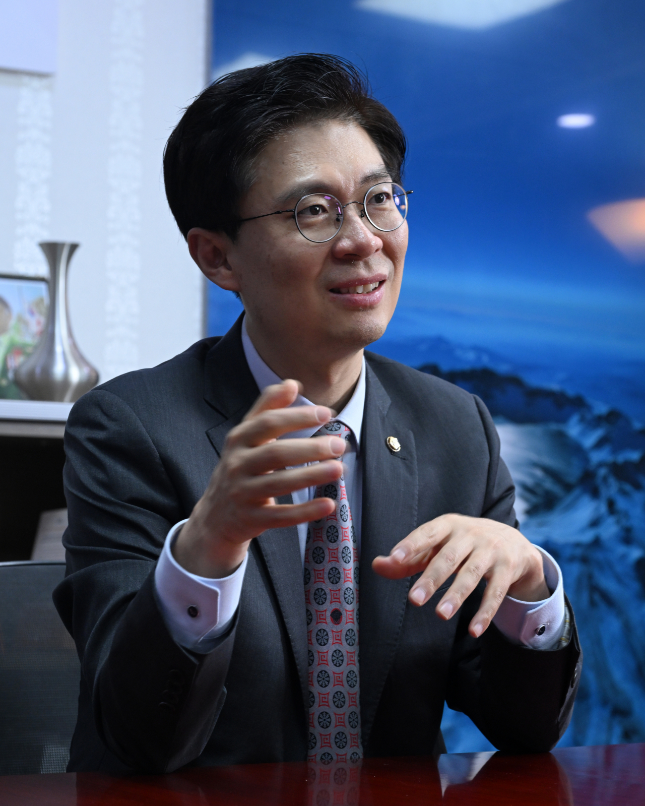 조정훈 시대전환 의원이 12일 서울 여의도 국회 의원회관에서 헤럴드경제와 인터뷰를 하고 있다. 임세준 기자
