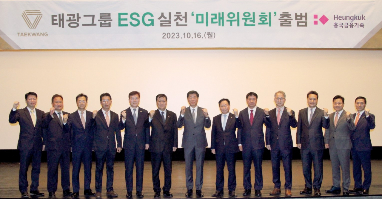 임규준(왼쪽 다섯번째부터) 흥국화재 대표, 임형준 흥국생명 대표, 성회용 미래위원회 위원장, 조진환 태광산업 대표, 정철현 대한화섬 대표. [태광그룹 제공]
