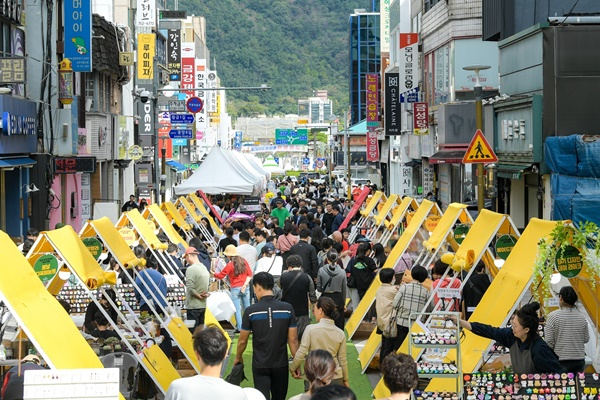 2023 순천 원도심에서 개최된 푸드앤아트페스티벌에 많은 관람객으로 붐비고 있다.