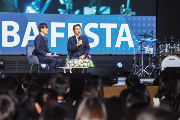 박용(오른쪽) 삼성바이오로직스 인사지원센터장이 최근 인천 송도국제도시 소재의 본사에서 열린 ‘삼바 페스타(SAMBA FESTA)’에서 직원과 얘기를 나누고 있는 모습 [삼성바이오로직스 제공]