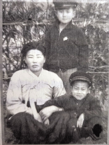 전남 보성의 가난한 집에서 태어났다. 자식들을 위해 헌신한 어머니는 늘 겸손과 정직을 강조했고 삶의 가치관으로 자리 잡았다. 사진 속 서있는 학생이 초등학교 시절 박주선 前국회부의장이다.