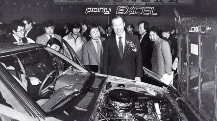 고 정주영 현대차 선대회장이 1985년 포니엑셀 신차발표회에서 관계자와 함께 차를 살펴보고 있는 모습 [현대차그룹 제공]