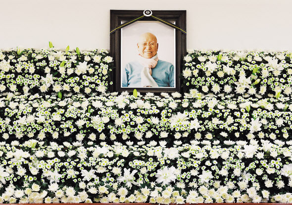 14일 별세한 ‘단색화 거장’박서보 화백의 빈소가 마련된 서울 종로구 서울대병원 장례식장에 추모객들의 발길이 이어지고 있다. [연합]
