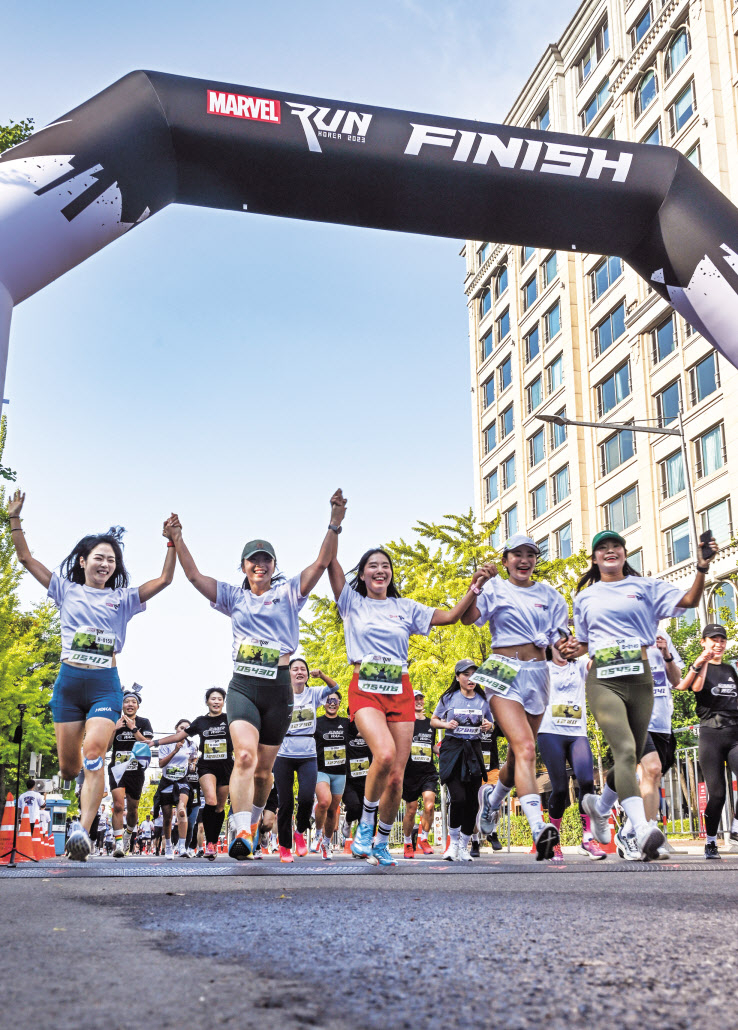 15일 서울 영등포구 여의도공원에서 2023 마블런이 열린 가운데 참가자들이 함께 손을 잡고 결승선으로 들어서고 있다. 임세준 기자